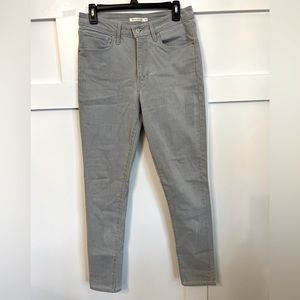 Gray Levi’s 721 high rise skinny jeans. Size 30